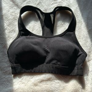 I’m selling this black bra it’s a size xs it’s never been worn